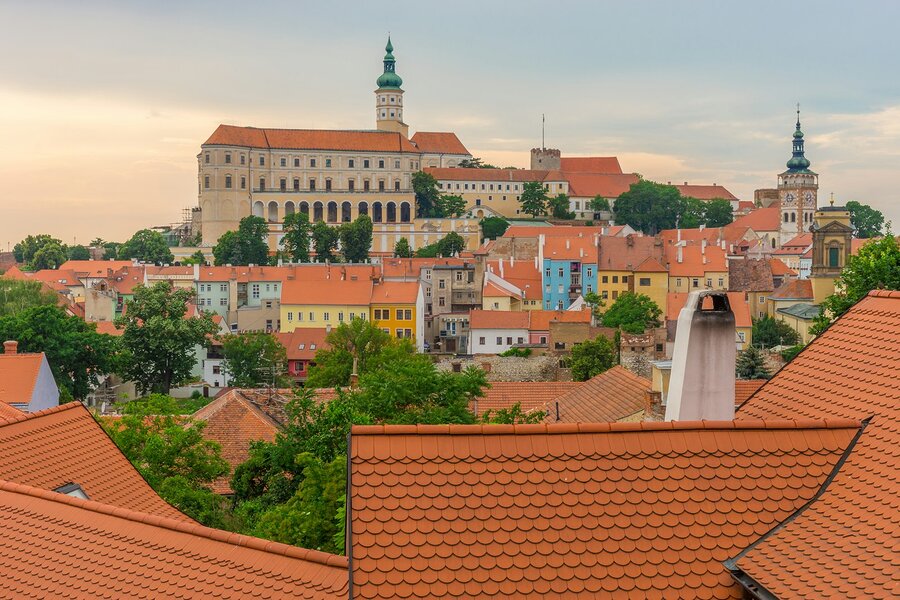Zamek i starówka w Mikulovie z lotu ptaka