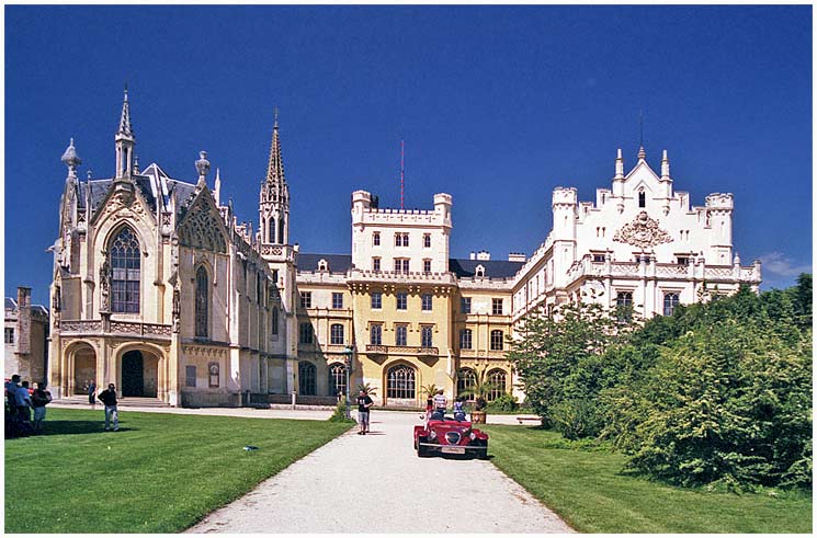 Plac Zamkowy w Lednicach