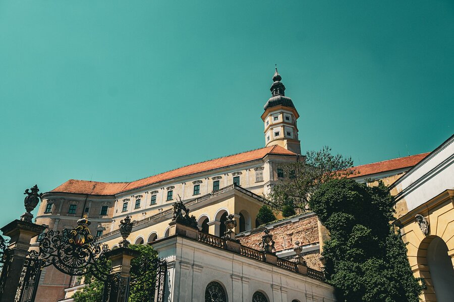 Zamek w Mikulovie widziany znad miasta