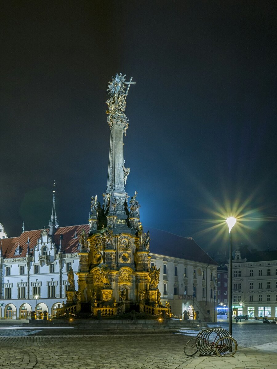 Kolumna Trójcy Świętej w Ołomuńcu nocą