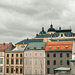 Zabytkowe kamienice i barokowe kopuły w centrum Ołomuńca