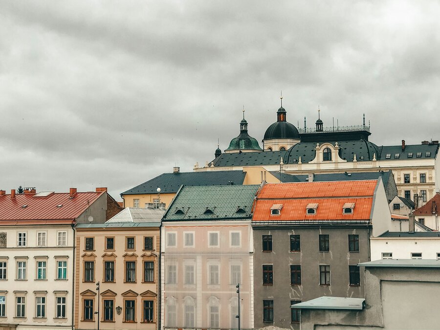 Zabytkowe kamienice i barokowe kopuły w centrum Ołomuńca