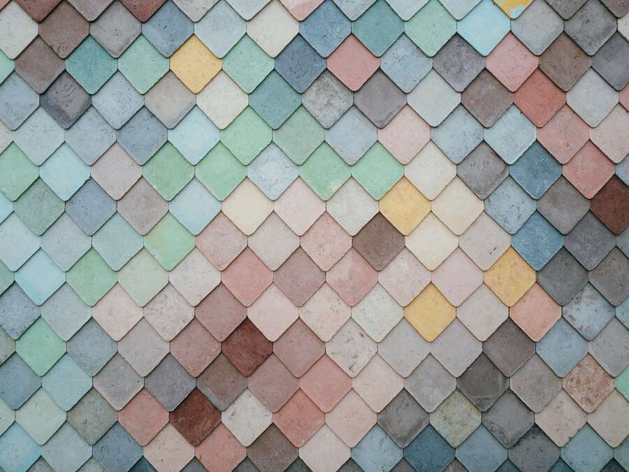 Ściana z kolorowych płytek ceramicznych we wzór – zdjęcie poglądowe