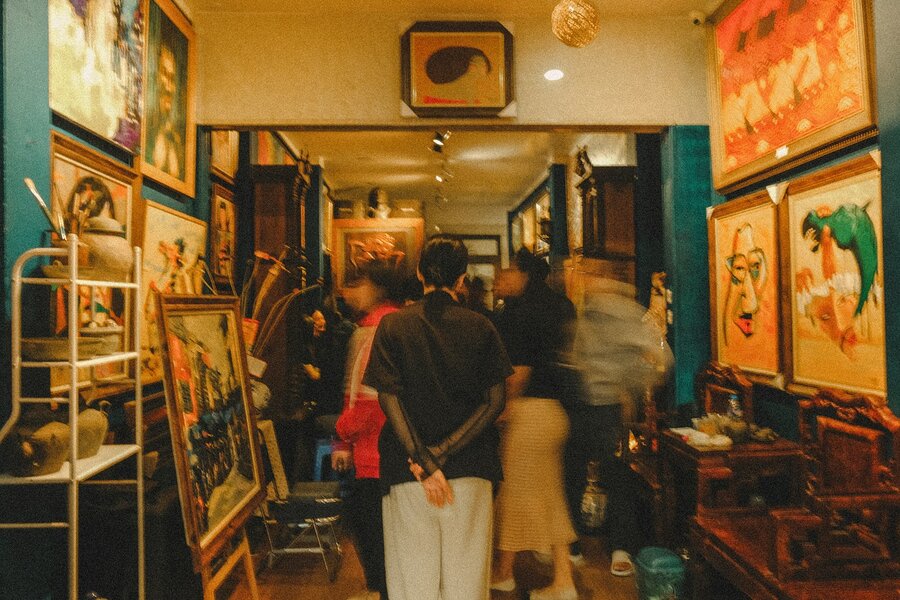 Zwiedzający oglądają wystawę w galerii – zdjęcie poglądowe